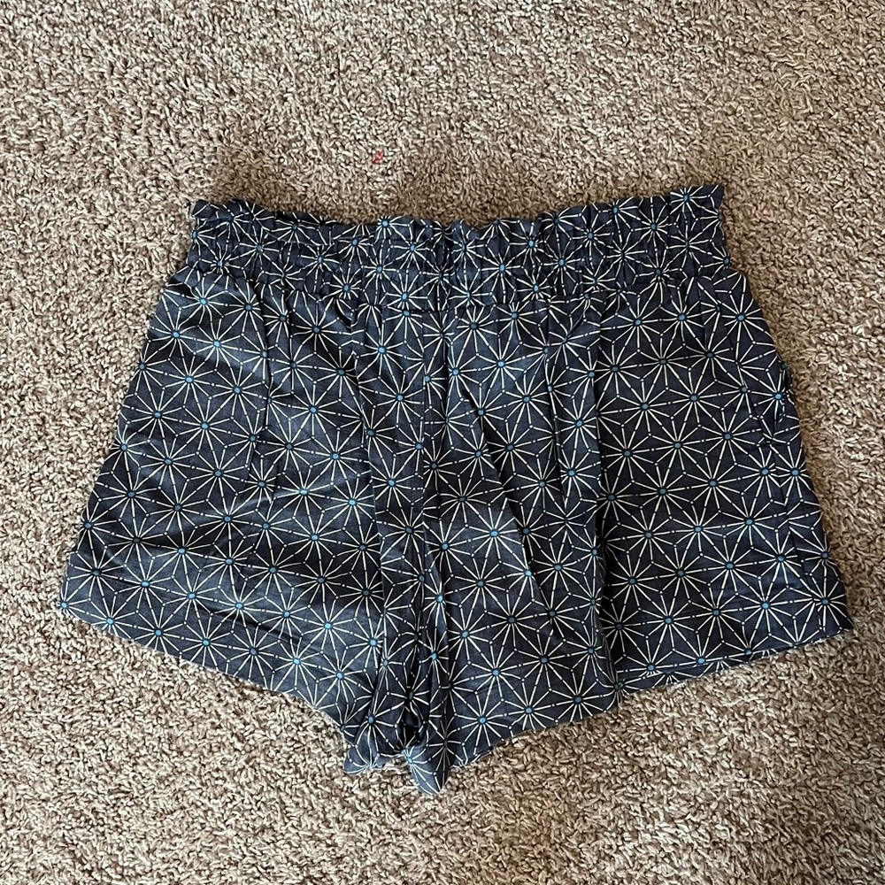 Geometric Patterned Women’s Shorts - Picture 5 of 5
